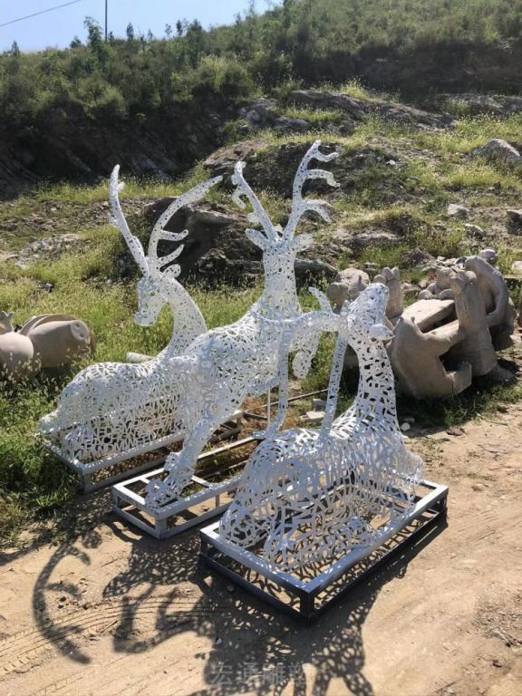 不锈钢镂空字母鹿雕塑