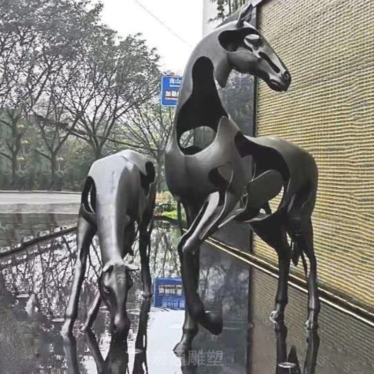 情侣马不锈钢雕塑