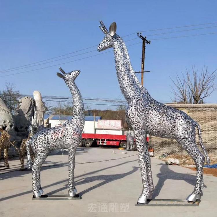 彩绘不锈钢长颈鹿雕塑