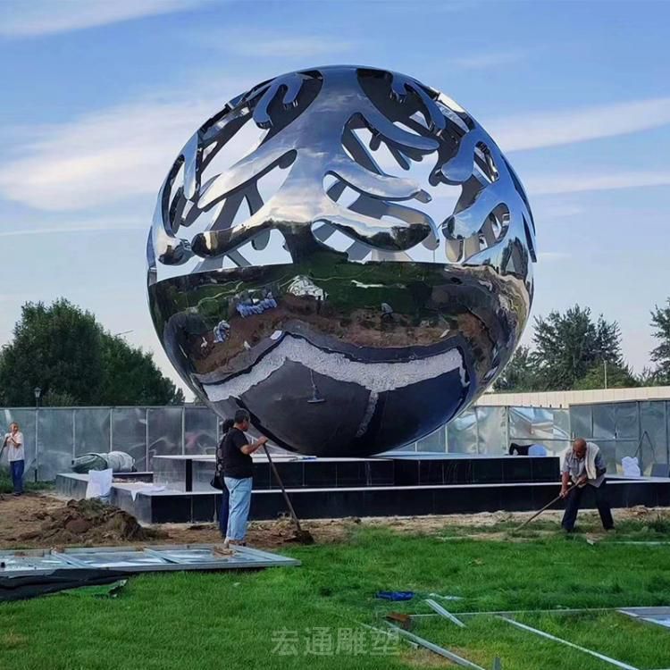 金色不锈钢镂空球雕塑