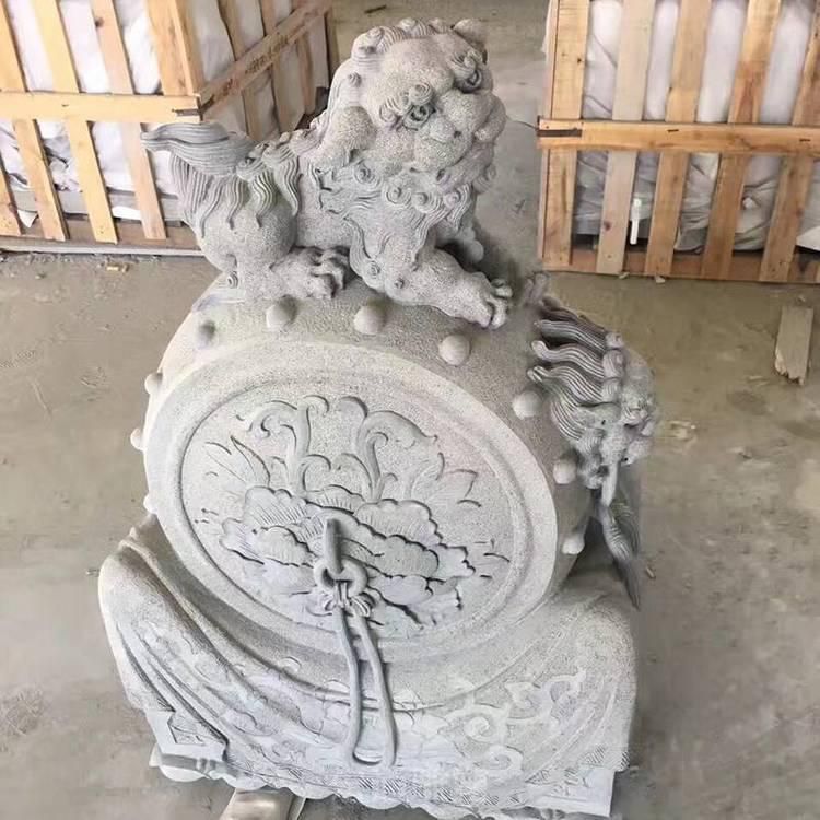 晚霞红门墩狮子石雕