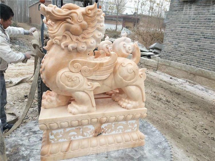 公园晚霞红貔貅石雕