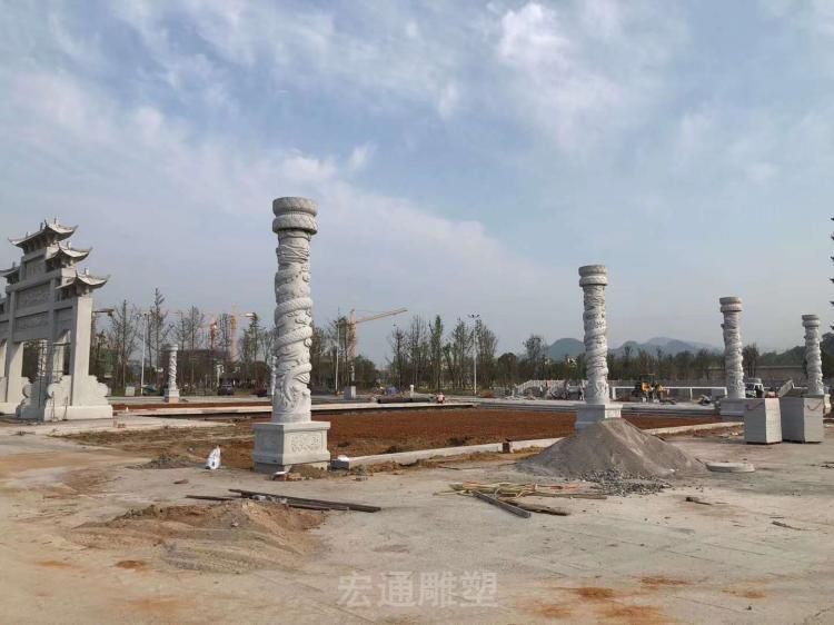 广场汉白玉龙柱雕塑