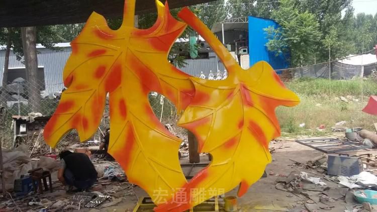 彩绘枫叶不锈钢景观雕塑