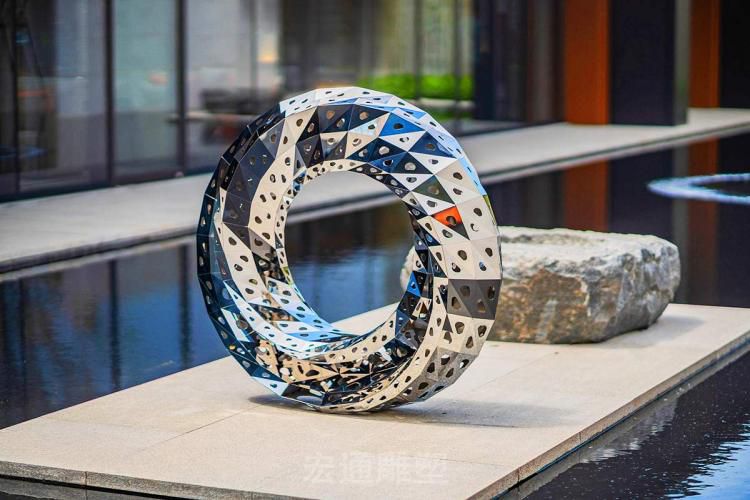 不锈钢异形圆环景观雕塑