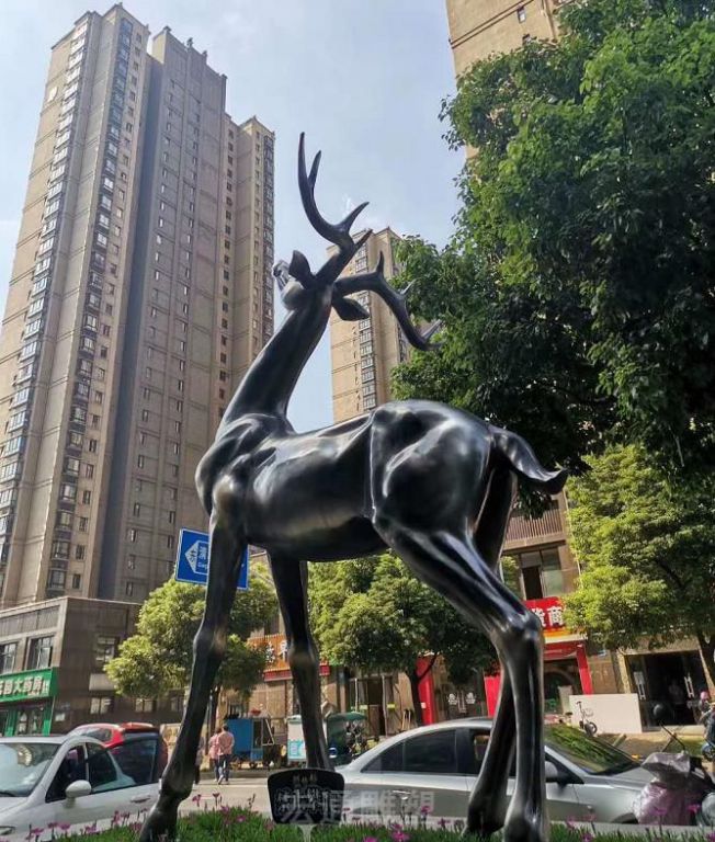 抬头小鹿商场景观铜雕