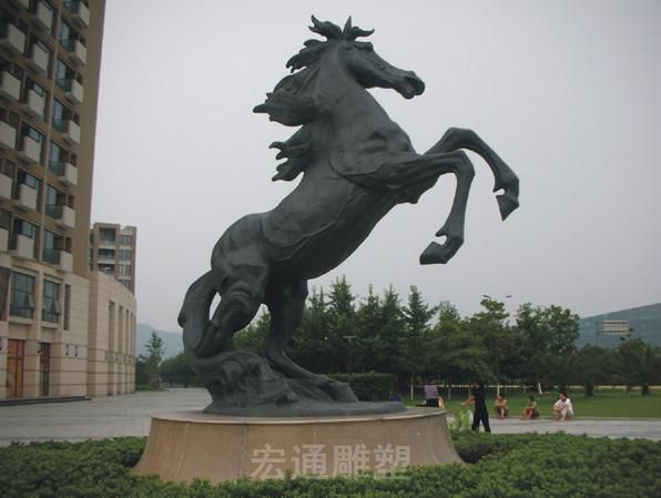 黑色马街边动物铜雕