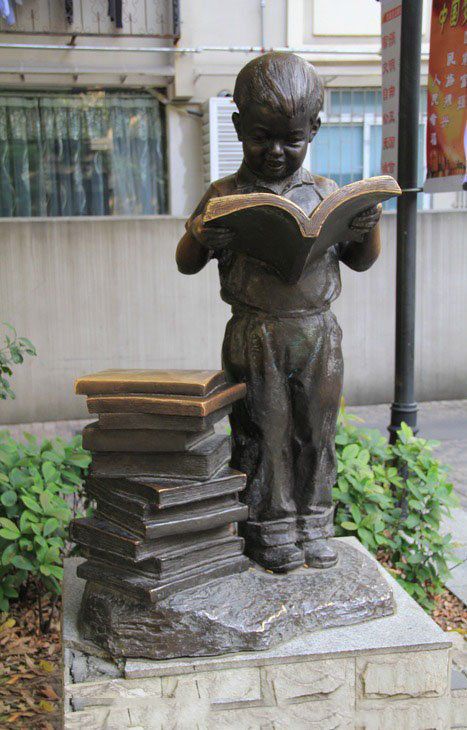 看书小男孩景区铜雕