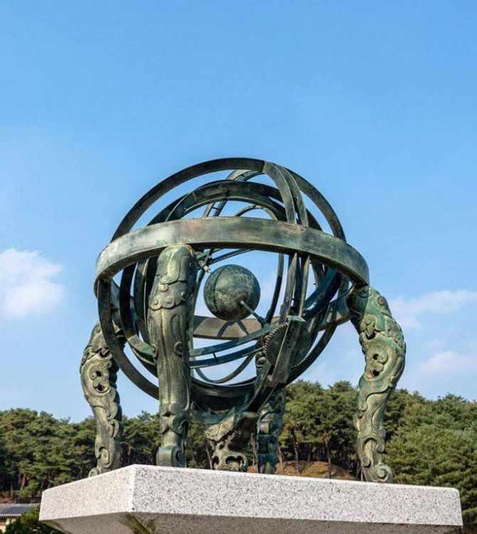 古代浑天仪公园标志铜雕