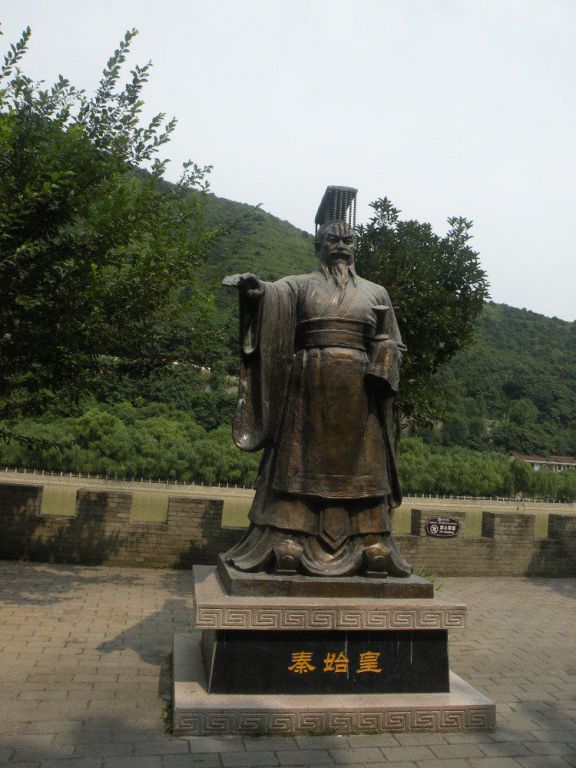 古代秦始皇公园人物铜雕
