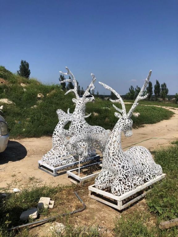 卧姿镂空鹿景区不锈钢雕塑