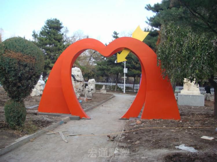 不锈钢彩绘大门商场雕塑