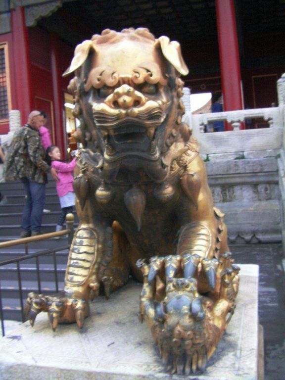 踩球狮子城市标志铜雕