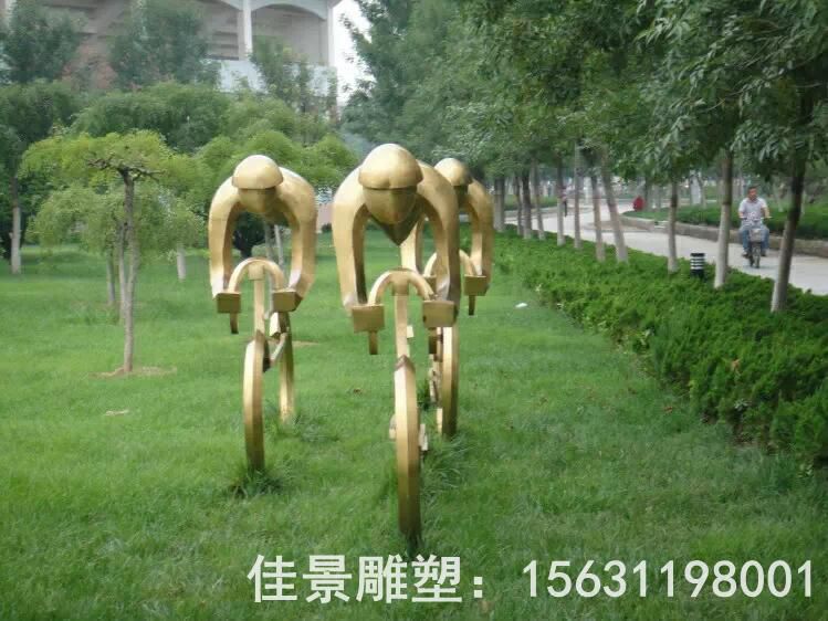 抽象骑赛车人物雕塑