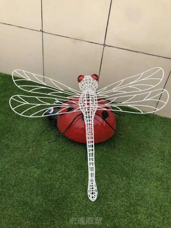 不锈钢镂空蜻蜓雕塑