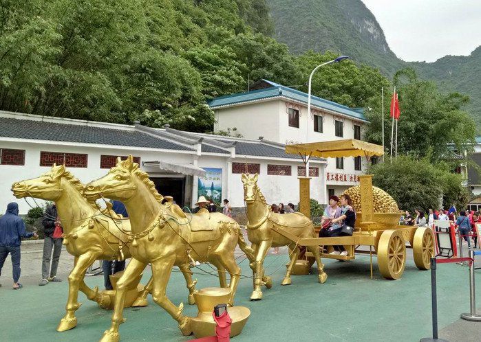 西方人物坐马车小区铜雕