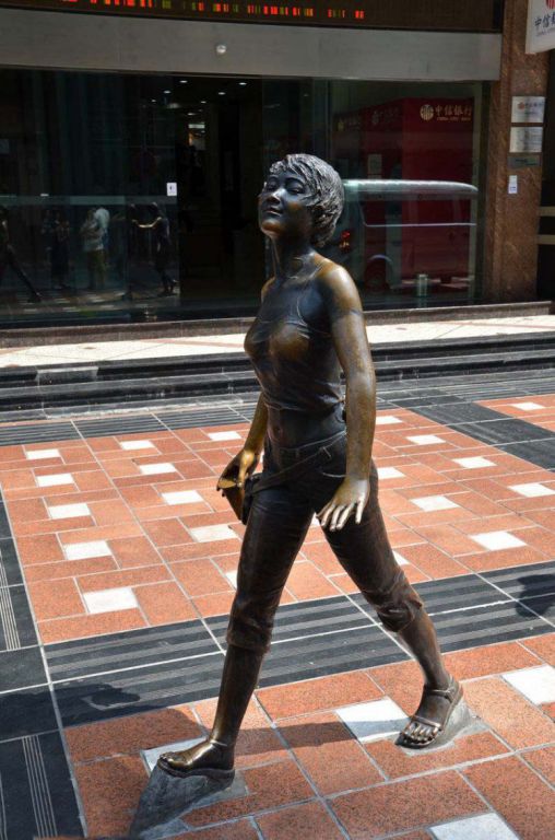 跑步女生抽象景观铜雕