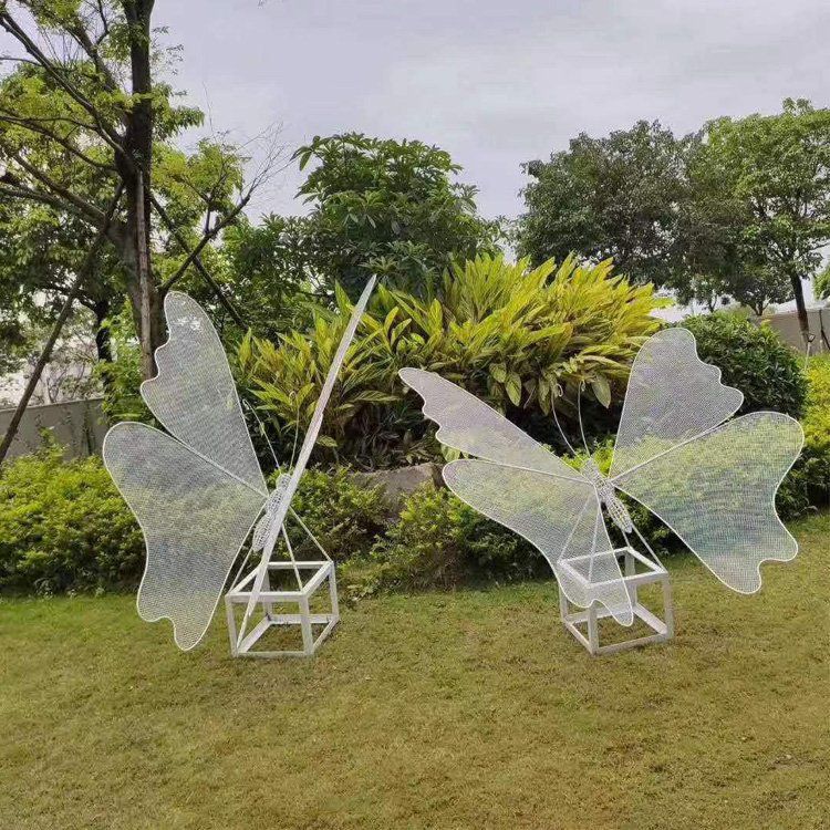 不锈钢动物蝴蝶别墅雕塑