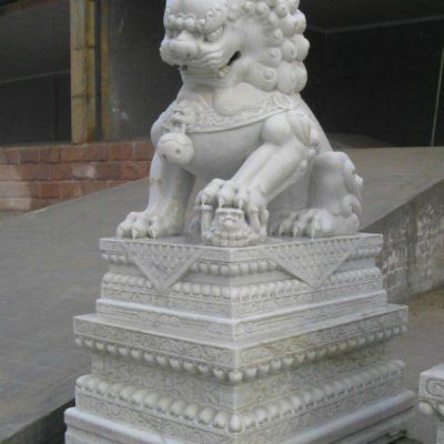 晚霞红石雕趴狮景观