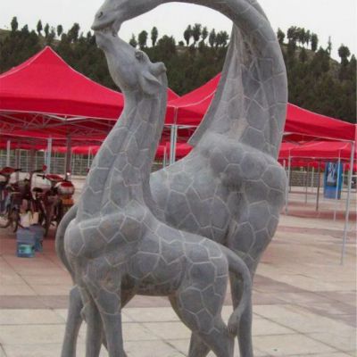 公园晚霞红长颈鹿石雕
