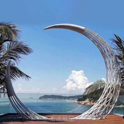 抽象不锈钢月亮雕塑