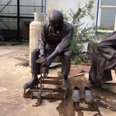 修鞋匠民俗文化铜雕