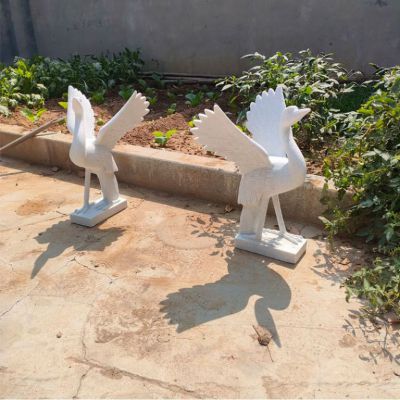 小区仙鹤展翅石雕