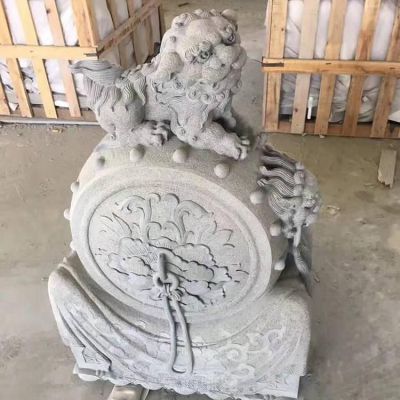 晚霞红门墩狮子石雕