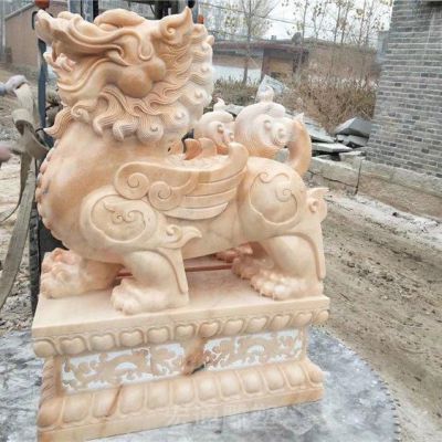 公园晚霞红貔貅石雕
