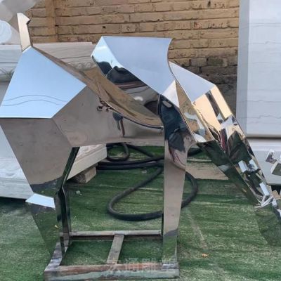 几何低头鹿动物不锈钢雕塑