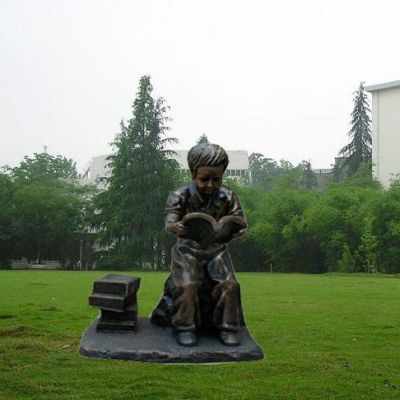 看书小男孩广场铜雕