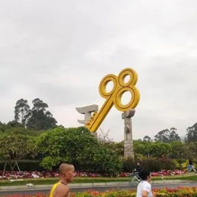 不锈钢金色钥匙雕塑