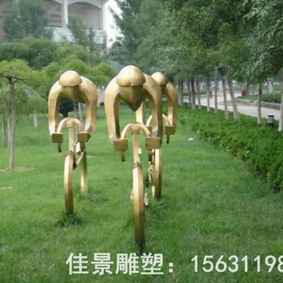 抽象骑赛车人物雕塑