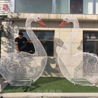 不锈钢镂空天鹅雕塑