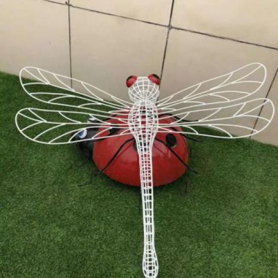不锈钢镂空蜻蜓雕塑